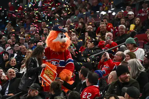 Youppi! surprend un partisan avec une carte de fête personnalisée
